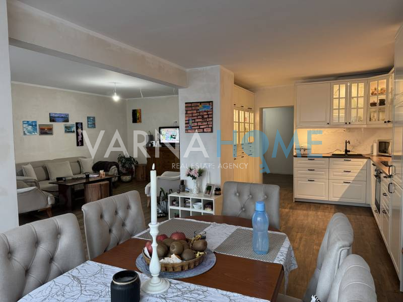 Слънчев и просторен тристаен тухлен…