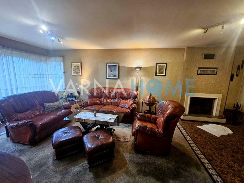 Тристаен тухлен апартамент за…