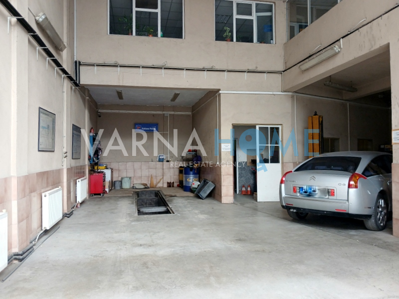 Автосервиз с три работни места…